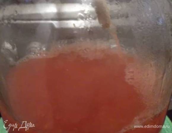 Сливаем образовавшийся сок. Разливаем по банкам и стерилизуем. Закатываем. Из 8 кг помидоров выход 6 литров сока.
