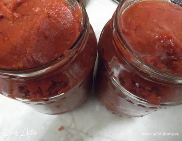 Разложите ее в чисты банки, сверху налейте каплю растительного масла. Это для того, чтобы она не покрывалась плесенью в холодильнике. Так что на ближайшее время пастой вы обеспечены. Пасты получается 2 банки по 650 г. В зависимости от помидоров иногда чуть больше. Закройте ее крышкой и уберите банки в холодильник. Всем удачных заготовок!
