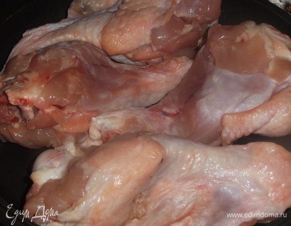 Сбрызгиваем сковороду маслом. Укладываем плечо, накрываем крышкой и жарим на самом медленном огне.