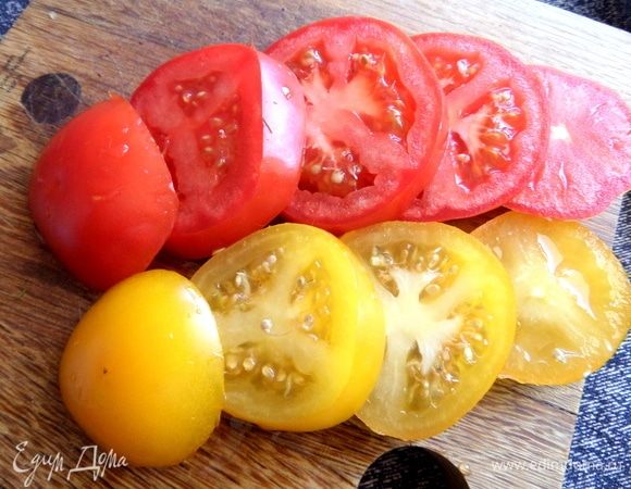 Берем средние помидоры, можно двух-трех цветов для разнообразия. Делим на основу — шайбочки.