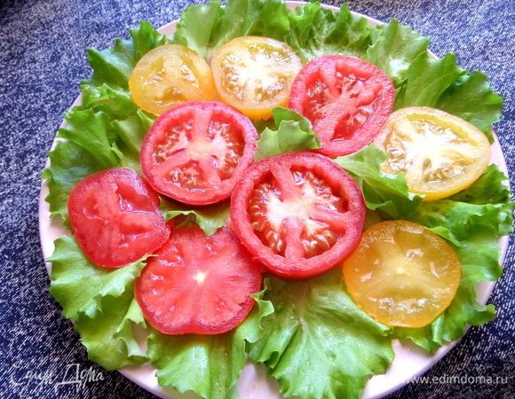 На большую плоскую тарелку кружочки расположить на салатные листья.