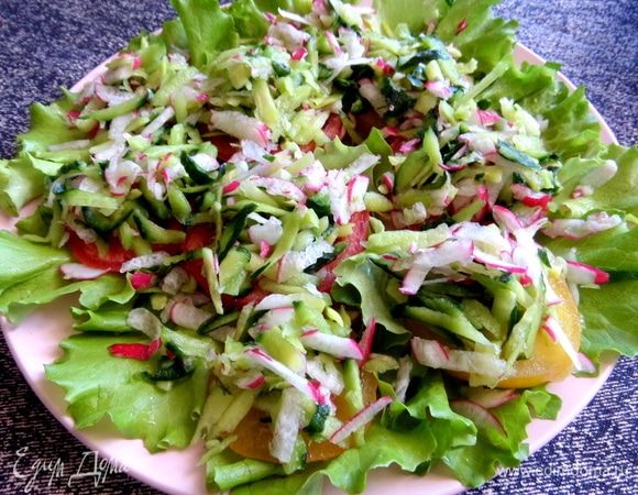 Насыпать редиску с огурцом на каждый помидорный кружок горкой.