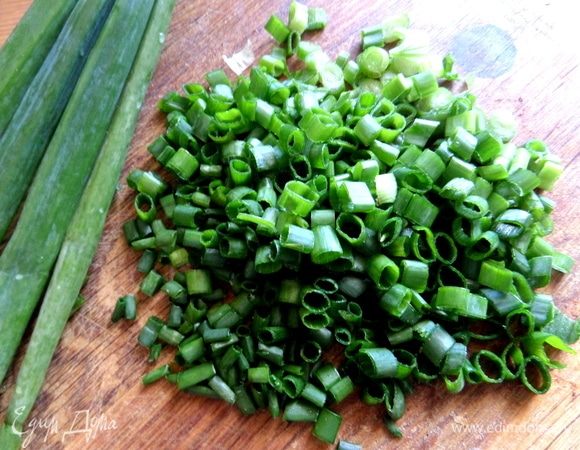 Осталось приготовить соус. Нашинковать зеленый лук.