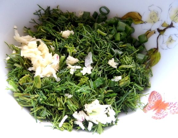 Добавить тертый чеснок.