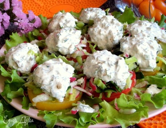 Заливаем по ложке соуса на огуречную начинку.