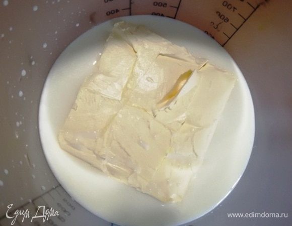 Отмеряем 250 мл молока, добавляем маргарин. Подогреваем все вместе в микроволновке до теплого, но не горячего состояния. Перемешиваем.