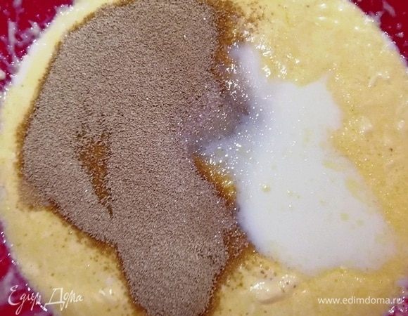 Добавляем сахар, соль, дрожжи. Перемешиваем.