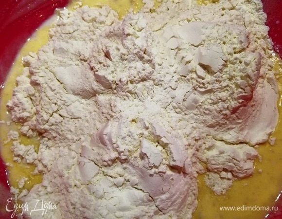 Добавляем муку.
