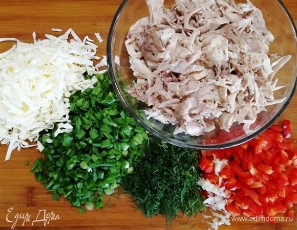 Для начинки возьмем отваренную со специями курицу (у меня грудка и бедро). Нарежем помидор, зелень. Сыр (можете взять любой) натрем на терке.