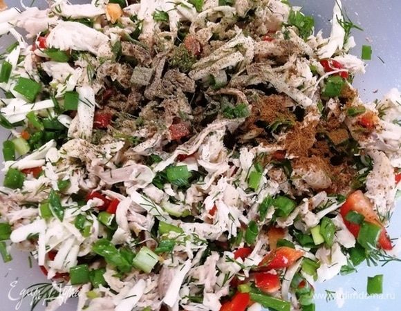 Смешаем все ингредиенты. Добавим по вкусу соль, перец.