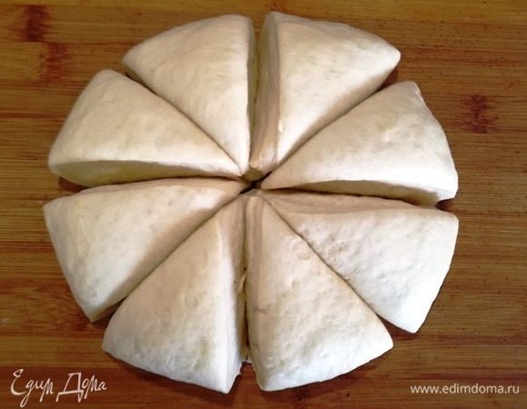 Тесто разделим на равные сегменты.