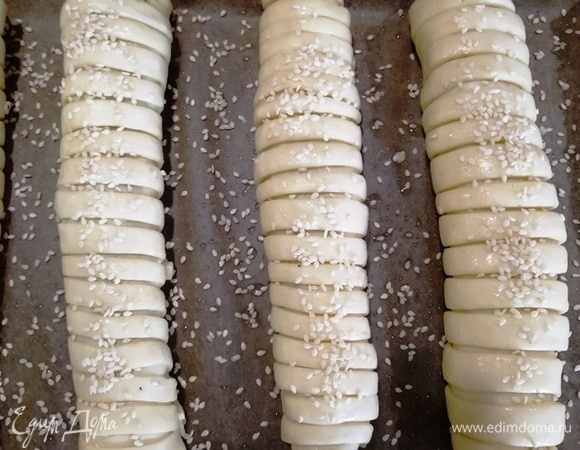 По желанию, смазываем яйцом и посыпаем кунжутом.