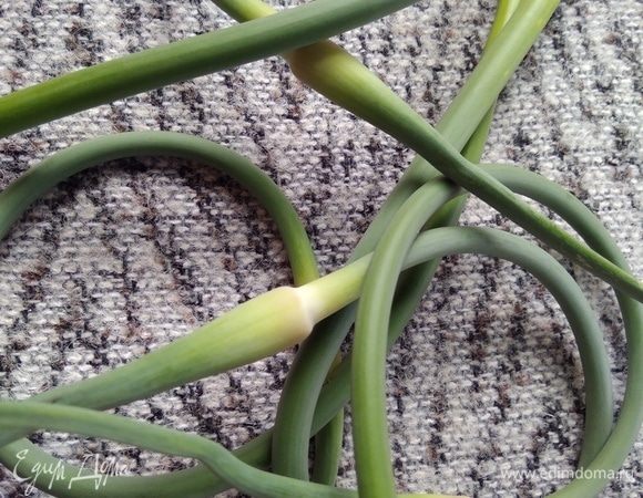 Чесночные стрелки нарезать произвольно.