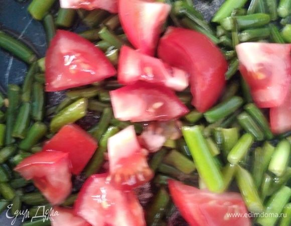 Помидор нарезать и добавить в сковородку. Готовить 1 минуту. Посолить.