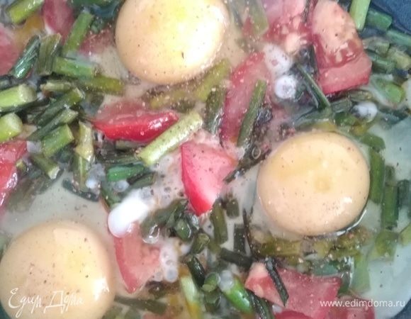 Вбить яйца по количеству едоков. Посолить и поперчить по вкусу. Готовить 5 минут до готовности яиц. Я прикрываю крышкой на пару минут, потом открываю и убавляю огонь до минимума. И желток остается жидковатым.