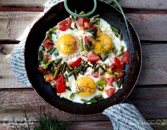 Чесночные стрелки получаются слегка хрустящими и сладковатыми на вкус. Что отлично дополняет и украшает обычную яичницу!
