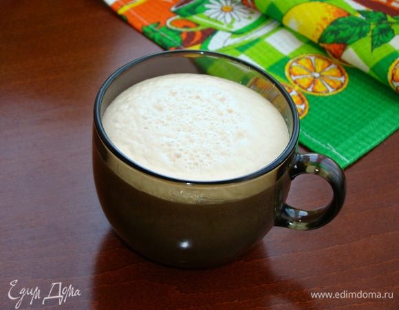 В теплой воде смешать дрожжи, сахар и столовую ложку муки, перемешать и поставить в теплое место, чтобы активировать дрожжи.