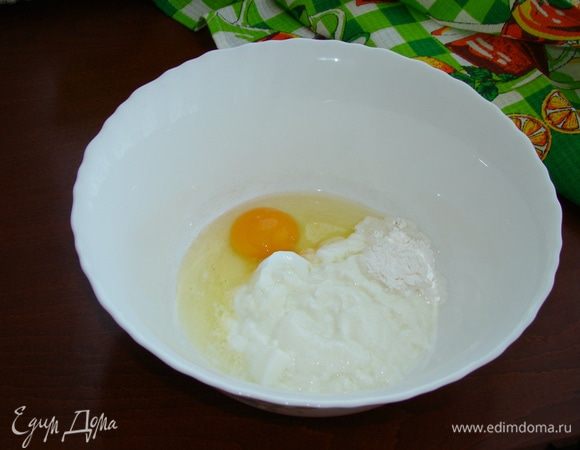 В миске смешать йогурт комнатной температуры, желток, соль и разрыхлитель.