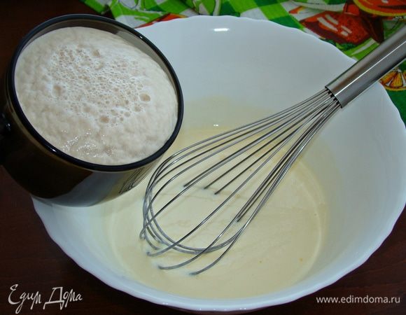 В йогуртно- яичную смесь добавить подошедшие дрожжи.