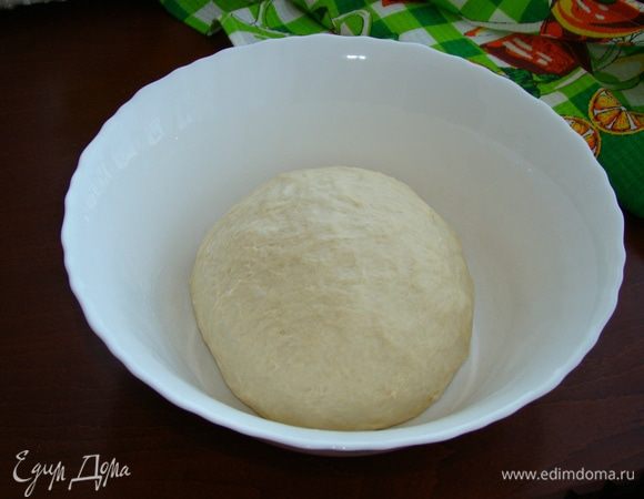 Миску с тестом накрыть салфеткой и поставить в теплое место примерно на 1 час.