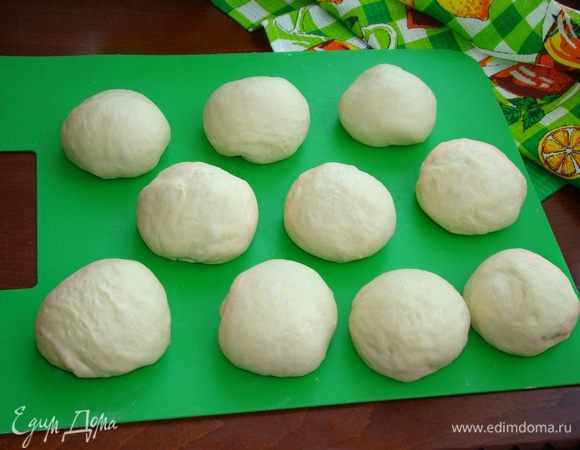 Тесто обмять и разделить на 10 одинаковых частей. Каждую часть подкатать в шарик и накрыть салфеткой, чтобы не заветривалось.