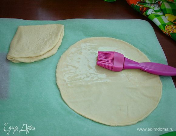 Каждую часть раскатать тонко в круг (примерно 20 см) и смазать растительным маслом.