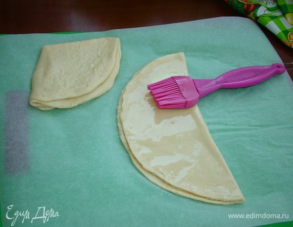 Затем сложить пополам и опять смазать маслом.