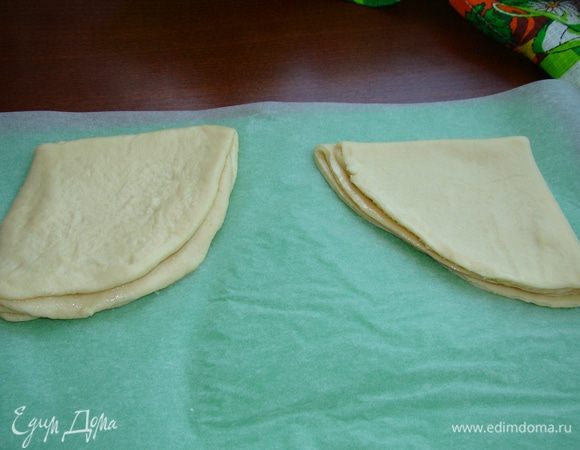 И еще раз сложить пополам. В итоге должен получиться вот такой «кармашек». На фото видно два варианта «кармашков» — справа я раскатанную лепешку обрезала по кругу (под тарелку), а слева оставила не обрезанной. Разницы особой нет. «Кармашки» получатся в любом варианте.