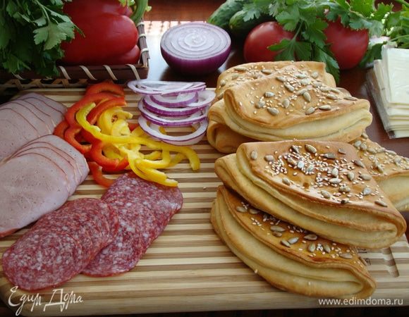 Пока остывают «кармашки», подготовить любимую начинку — колбаску, помидоры, огурчики, болгарский перчик, ломтики сыра, лучок и соусы.