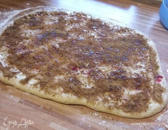 Смазать тонким слоем размягченного сливочного масла и посыпать смесью из корицы и коричневого сахара (на масле смесь будет лучше держаться).