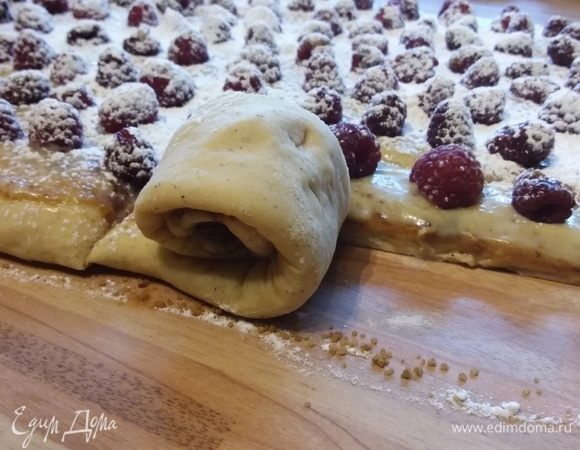 Смешать сахарную пудру с крахмалом и посыпать поверх малины. Это нужно сделать для того, чтобы крахмал впитал лишнюю жидкость. Разрезать на полосы. Каждую полосу — на 2–3 части. Начинаем собирать вертушку.