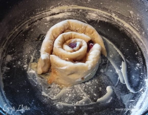 Разъемную форму диаметром 26 см (я использовала 22 см и в процессе сборки пожалела о том, что не использовала форму побольше) смазать маслом и посыпать мукой или манкой. Первую полоску скрутить в улитку и выложить в середине формы. Следующие полоски выложить по кругу.