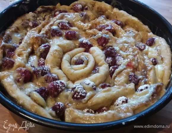 Получится вот так. Теперь нужно накрыть форму пленкой и оставить в покое на 20 мин. Но складывается улитка довольно долго, за это время тесто успевает увеличиться в объеме, так что я оставила его в покое ровно на то время, которое понадобилось для разогрева духовки до 160°C.