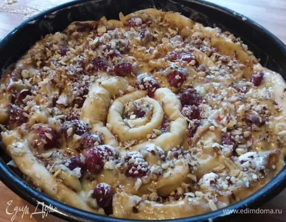 Посыпать орешками и отправить выпекаться на 40–45 минут. Моя вертушка из-за маленького объема формы поднялась вверх и мне понадобилось на выпечку около 50 минут. В любом случае тест на сухую палочку подскажет готовность пирога.