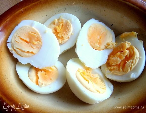 Самая большая подготовка в данном рецепте — отварить яйца.