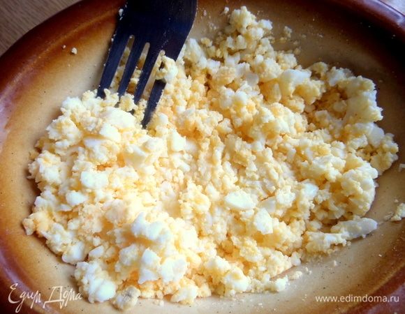 Размять яйца вилкой или натереть.