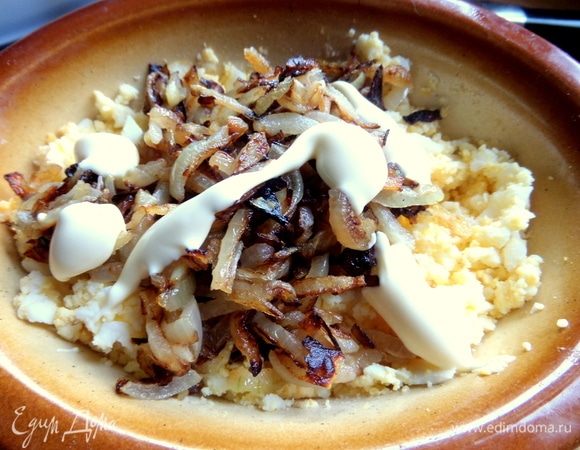 Добавить лук и майонез (или майонезный соус). Посолить.