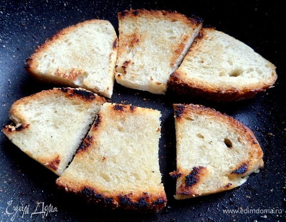 Обжарить в сковороде после лука.