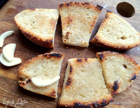 Натереть чесноком. Достаточно одну сторону.