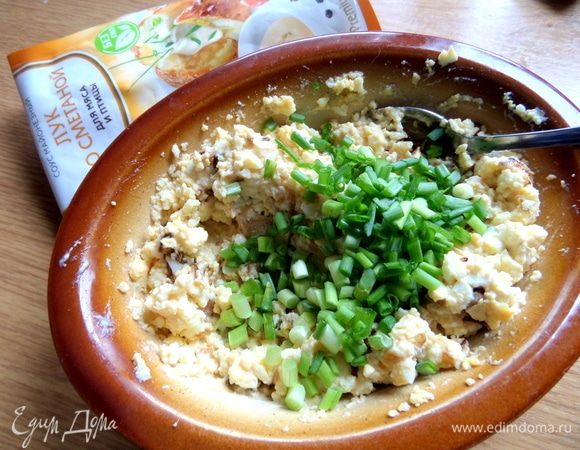 Зеленый лук можно добавить внутрь или посыпать сверху.