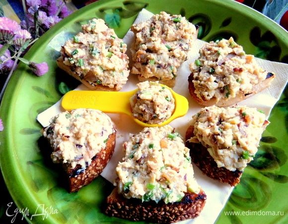 Нанести начинку на гренки. Можно уже подавать.