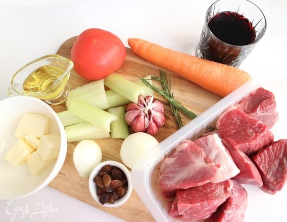 Приготовить все необходимое. Для приготовления блюда использовала тазобедренную часть молодой баранины. Мясо порезать крупными кусками, как для шашлыка. Лук почистить.