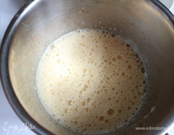 Смешать миксером яйца и сахар, добавить корицу, цедру лимона.