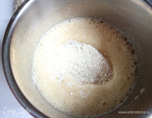 Затем добавить муку (цельнозерновую и пшеничную). Перемешать миксером.