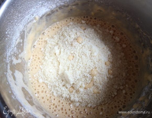 Добавить измельченный миндаль.