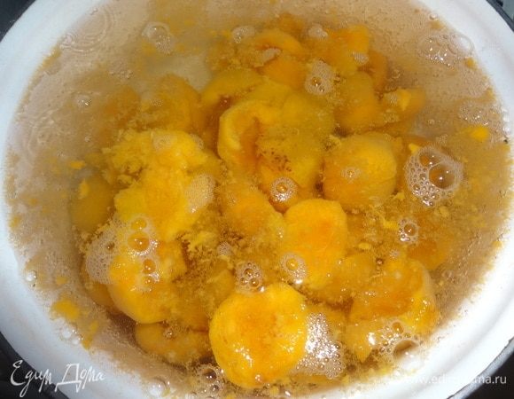 Воду вскипятить, положить туда абрикосы и варить 5 минут после повторного закипания. Дать настояться 10–15 минут.