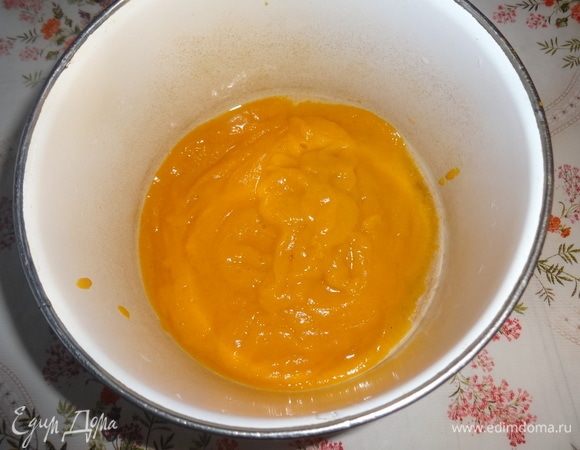 Вареные абрикосы протереть через сито. Абрикосовое пюре добавить в отвар, перемешать.