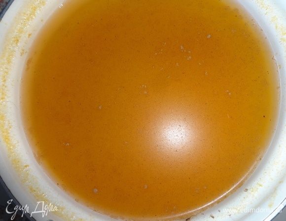 Всыпать корицу, перемешать. Поставить морс охлаждаться в холодильник на 1 час и более.