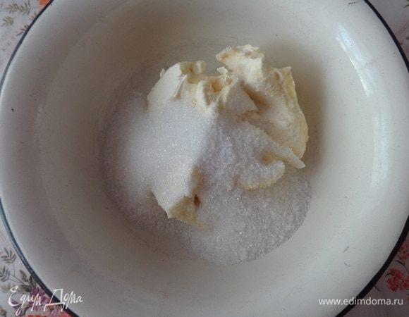 Маргарин заранее вынуть из холодильника, чтобы он размягчился. Растереть его с сахаром, солью и ванилином до однородности.