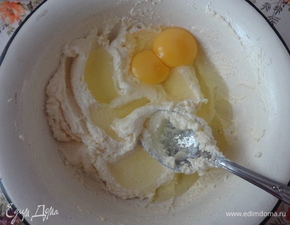 Добавить яйца и еще раз тщательно перемешать.